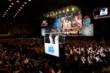 トロッコから手を振る千鳥。