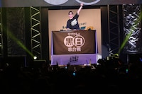 開演前の会場をDJプレイで盛り上げるDJ KELLY（ギャロップ毛利）。