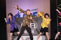 あるあるは封印して「ダンシング・ヒーロー」を最後までパフォーマンスするレイザーラモンRG。
