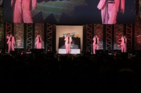 バックコーラスを従えて鈴木雅之になりきるダイアン津田（中央）。