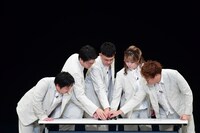 「演技バトル」でビリビリペンに挑戦するZidol。