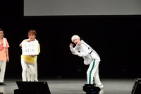 「似非デレラ」の「ココロ、骨折！」のフレーズを変えて四谷真佑に披露してもらうマユリカ中谷。このあと会場の反応を受けて即座に土下座していた。