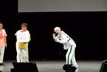 「似非デレラ」の「ココロ、骨折！」のフレーズを変えて四谷真佑に披露してもらうマユリカ中谷。このあと会場の反応を受けて即座に土下座していた。