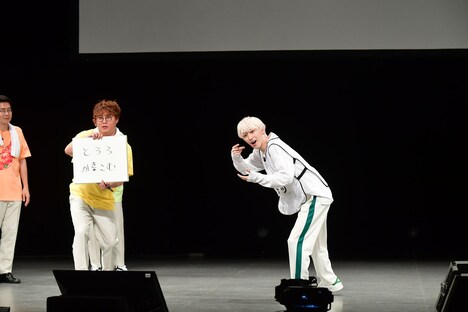 「似非デレラ」の「ココロ、骨折！」のフレーズを変えて四谷真佑に披露してもらうマユリカ中谷。このあと会場の反応を受けて即座に土下座していた。