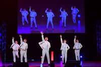 「似非デレラ」をパフォーマンスするZidol。