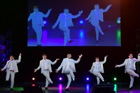 「似非デレラ」を披露するZidol。