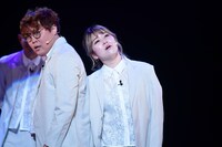 「似非デレラ」の「分かっちゃいるけど恋はOh yes!」の場面。