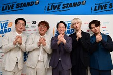 公演を終えた直後の浦井、中谷、kento、OCTPATHの四谷真佑、海帆（左から）。