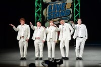 舞台袖で登場1分前に作ったという投げキッスの挨拶を披露するZidol。