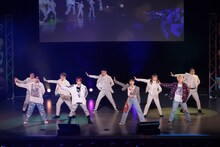 OWVと一緒に「似非デレラ」をパフォーマンスするZidol。