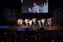 OWVと一緒に「似非デレラ」をパフォーマンスするZidol。