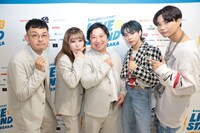 公演を終えた直後の高見、稲田、ケツ、OWVの佐野文哉、中川勝就（左から）。