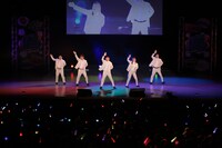 色とりどりのペンライトが揺れる中パフォーマンスするZidol。