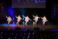 「似非デレラ」を披露するZidol。