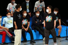 楽屋ノリを披露するとろサーモン村田とダイアン・ユースケ。