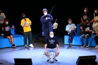 「かつらフィッシング」に挑戦するシャンプーハット恋さん。