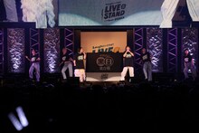 歌う海原やすよ ともこ。