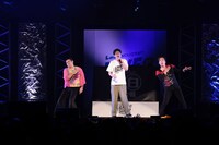 歌うトット多田（中央）と、表現する守谷日和（左）、藤崎マーケット・トキ（右）。