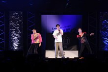 歌うトット多田（中央）と、表現する守谷日和（左）、藤崎マーケット・トキ（右）。