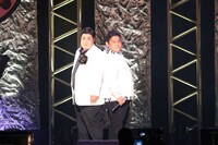 「誰と誰が誰をやってるん？」とツッコまれた、KinKi Kidsになりきるタイムキーパー安土（左）となにわスワンキーズ・こじまラテ（右）。