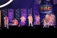 なにわ男子をパフォーマンスするモンスターエンジン西森ら。