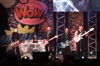 「やすともの黒白歌合戦」の様子。