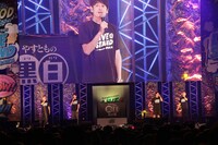 「やすともの黒白歌合戦」の様子。