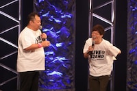 MCのブラックマヨネーズ小杉（左）と陣内智則（右）。