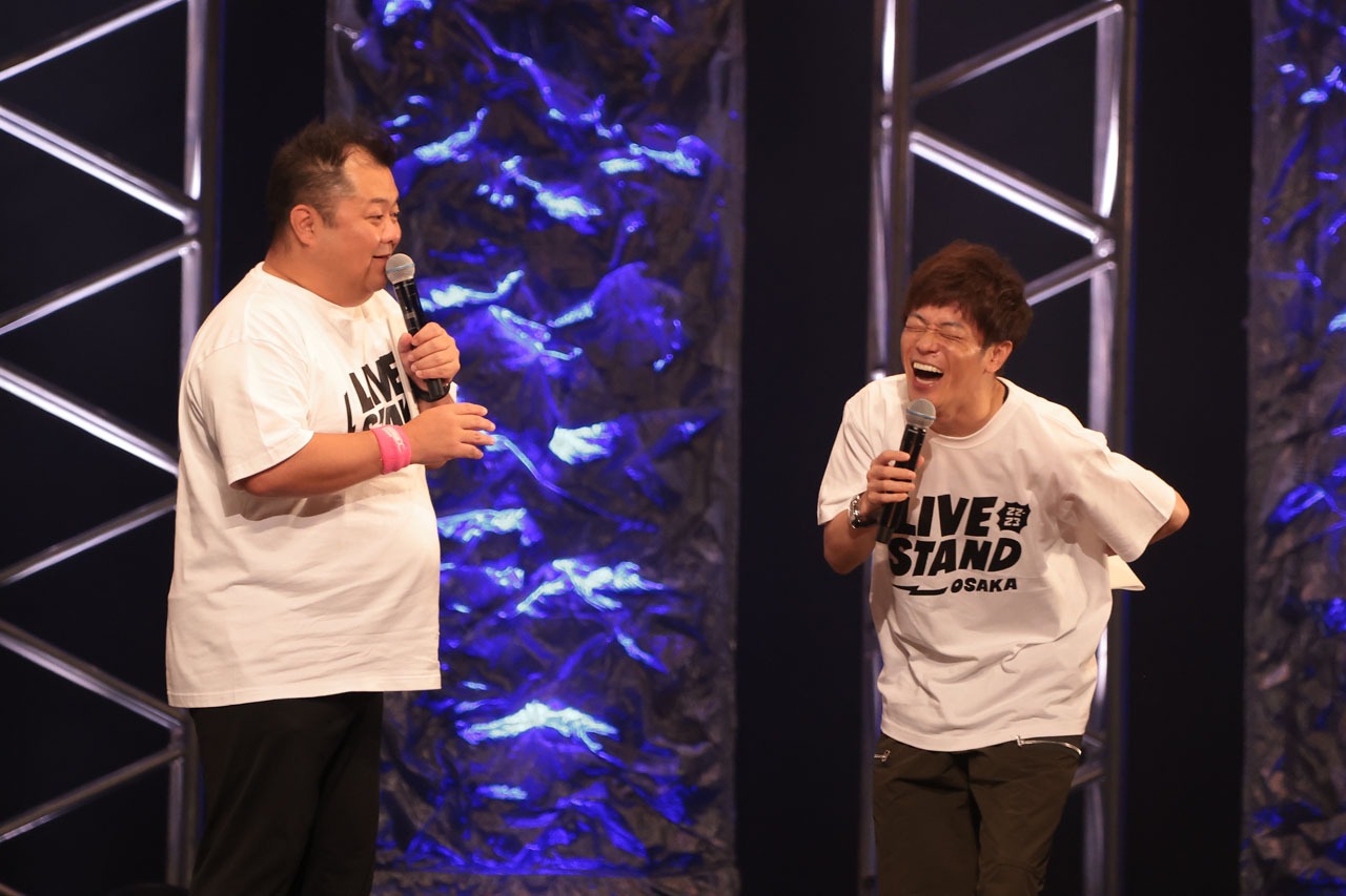 MCのブラックマヨネーズ小杉（左）と陣内智則（右）。