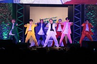 「やすともの黒白歌合戦」の様子。