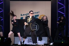 「江南スタイル」をパフォーマンスする藤崎マーケット田崎。