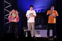 歌うトット多田（中央）、藤崎マーケット・トキ（右）と、表現する守谷日和（左）。