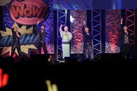 「やすともの黒白歌合戦」の様子。