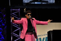 鈴木雅之（ダイアン津田）のバックコーラスを務めるバイク川崎バイク。