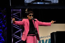 鈴木雅之（ダイアン津田）のバックコーラスを務めるバイク川崎バイク。