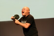 ニューアイテムのサイレンを鳴らしながらわめくハリウッドザコシショウ。（撮影：二瓶 彩）