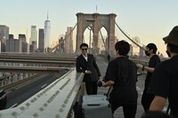 動画撮影中のピース綾部。