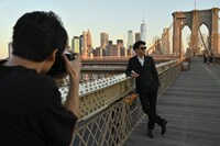 動画撮影中のピース綾部。