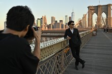 動画撮影中のピース綾部。