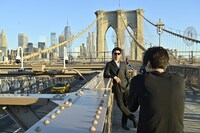 動画撮影中のピース綾部。