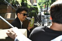 動画撮影中のピース綾部。