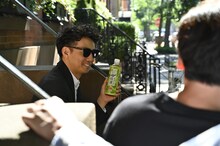 動画撮影中のピース綾部。