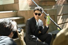 動画撮影中のピース綾部。