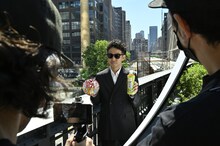 動画撮影中のピース綾部。