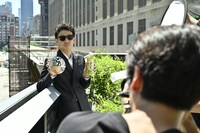 動画撮影中のピース綾部。