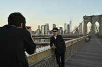 動画撮影中のピース綾部。