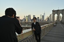 動画撮影中のピース綾部。