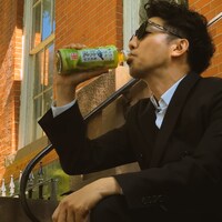 「綾鷹」と「日清のどん兵衛」のキャンペーン動画より。