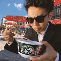 「綾鷹」と「日清のどん兵衛」のキャンペーン動画より。