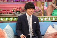 「トークィーンズ」にゲスト出演する、バカリズム。(c)フジテレビ